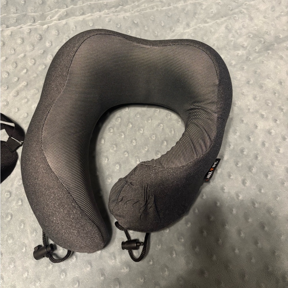 NWT MLVOC memory foam travel pillow, carrying case and eye cover - Picture 8 of 8